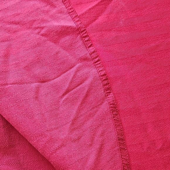 Tablecloth Sitting For 4, Round 70" Cherry Red - Picture 6 of 15